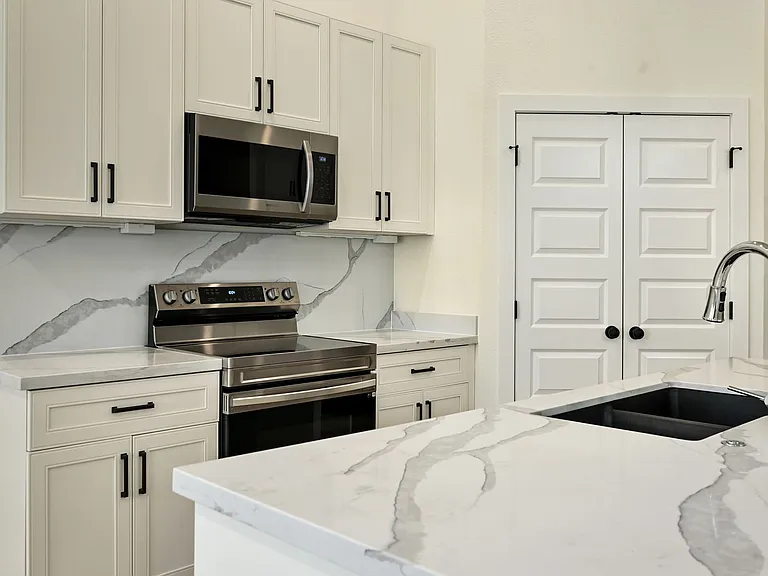 100 & 102 Amberwood Ct — Photo 37