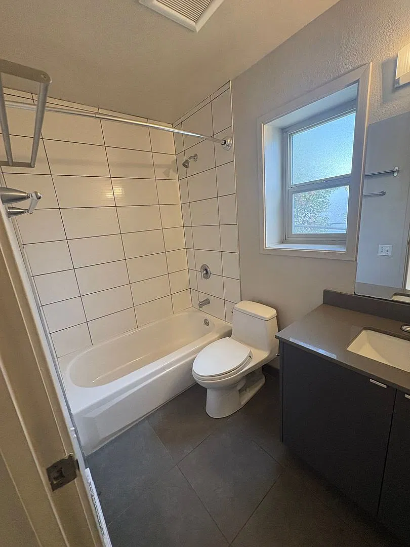 844 Bg Handel Apts — Photo 4