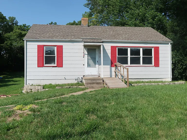 6608 NW Prairie View Rd — Photo 1
