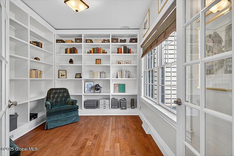 4th image of 10 Kimberly Street