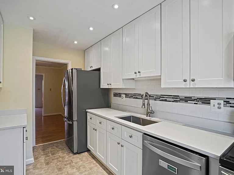 1141 N Vernon St — Photo 8