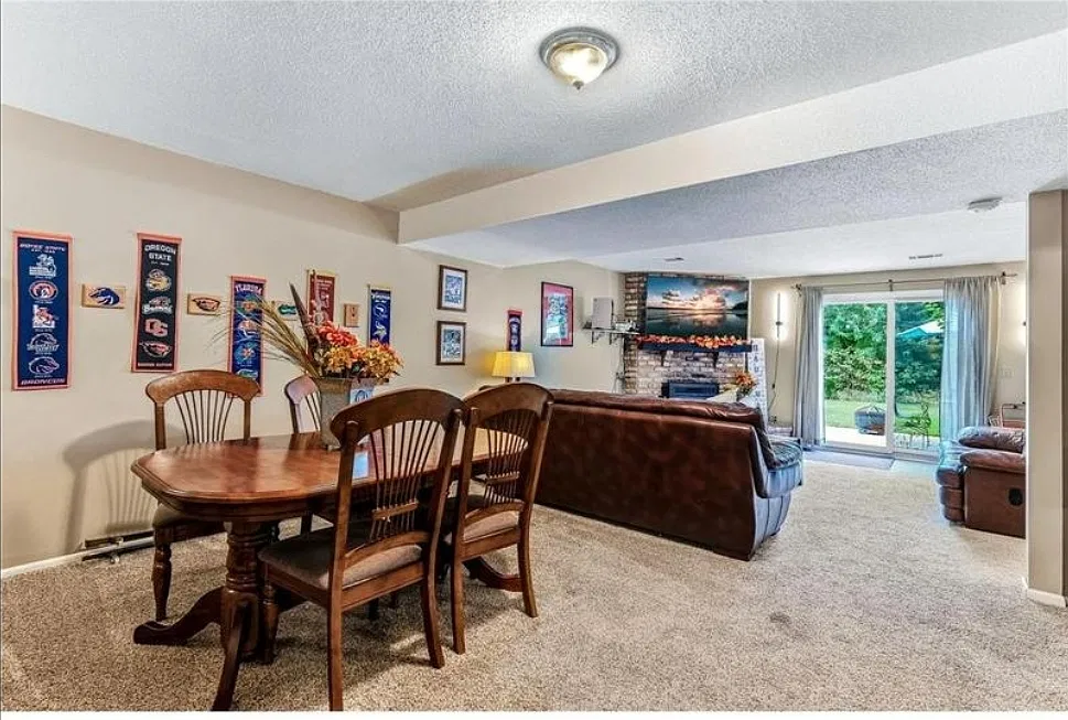 17642 Ionia Ct — Photo 4