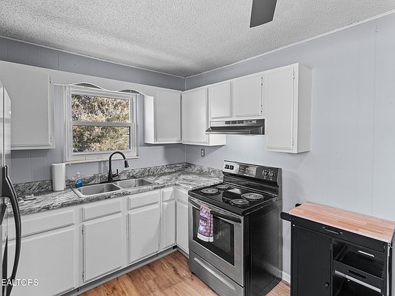 5th image of 300 Glade Cir