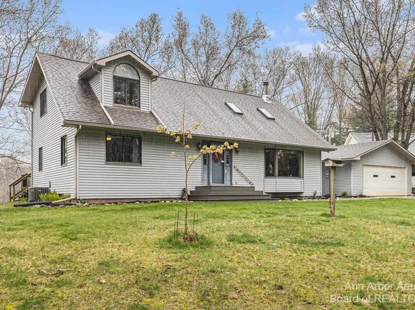 10260 Stinchfield Woods Rd, Pinckney, MI 48169