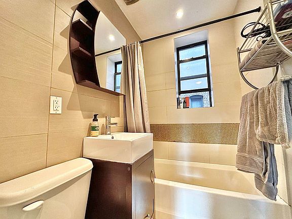 4th image of 246 Pacific St APT 3C