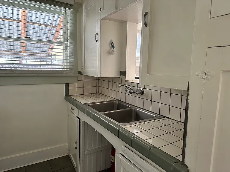 631 E Helen St — Photo 9