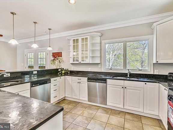 4th image of 16215 Dartmoor Dr