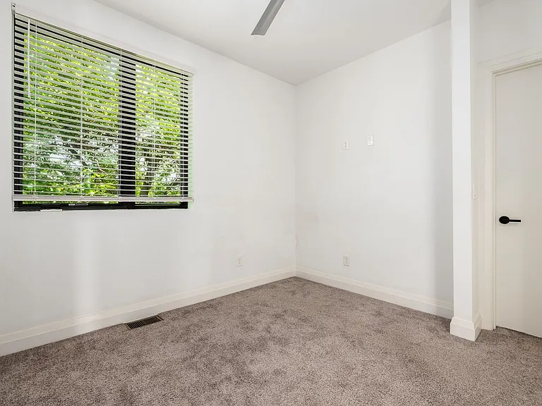 190 College Aly — Photo 23