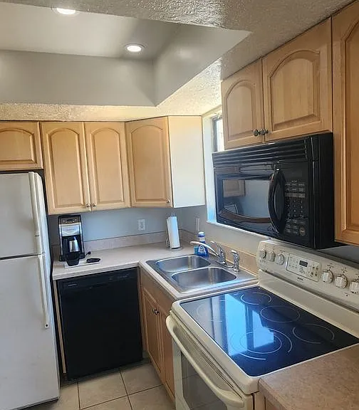 8208 Presidential Ct — Photo 16