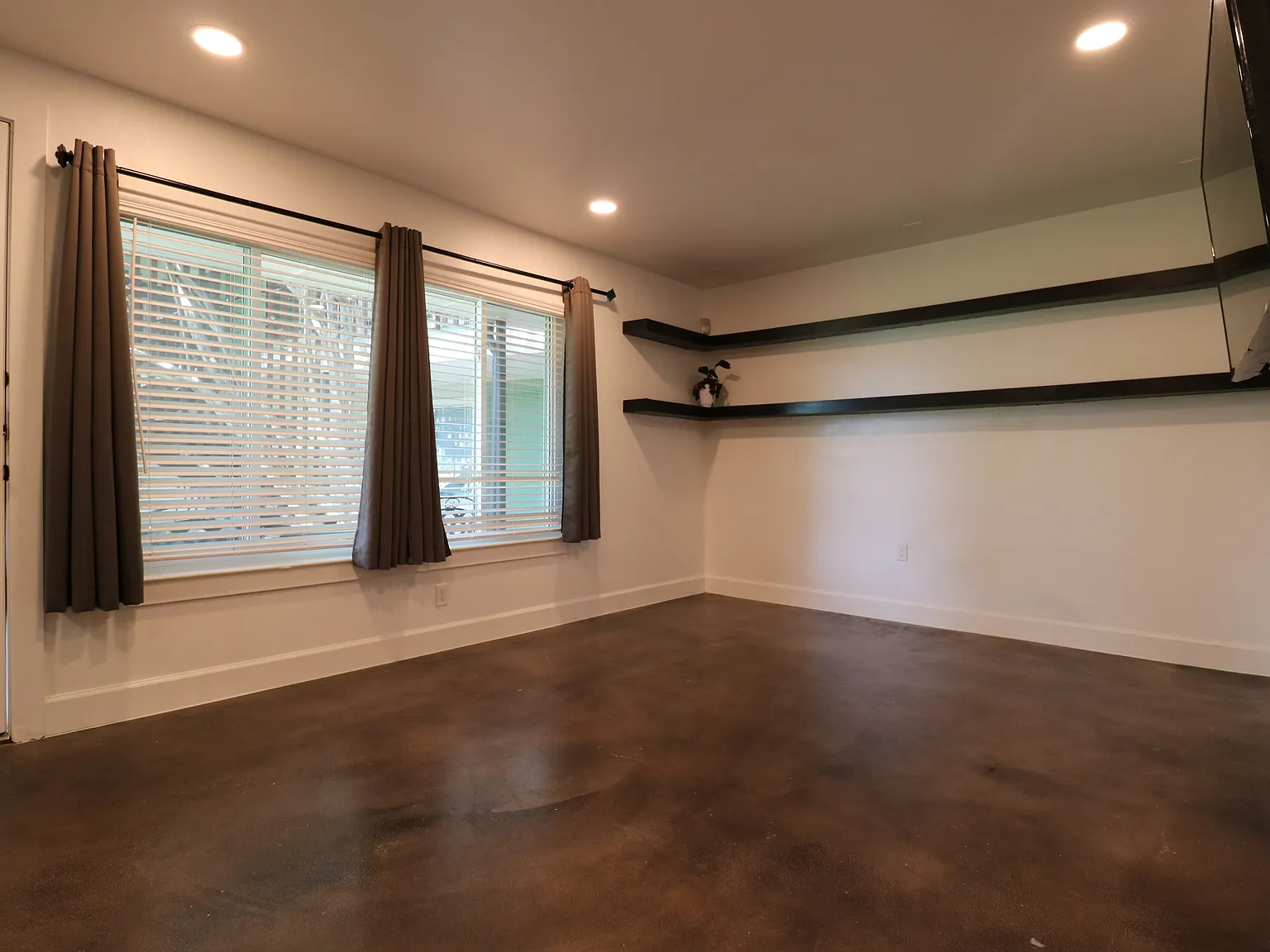 2 bed, 903 sqft, $1,649 — Photo 1