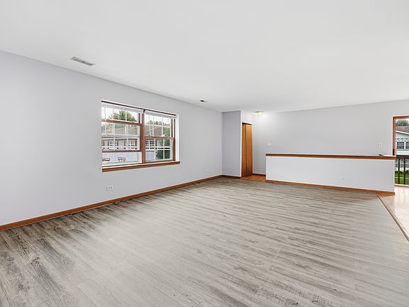 3rd image of 1141 Greenwood Cir #7F