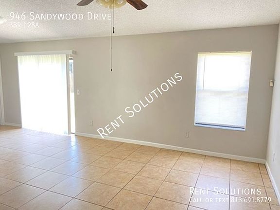 3rd image of 946 Sandywood Dr