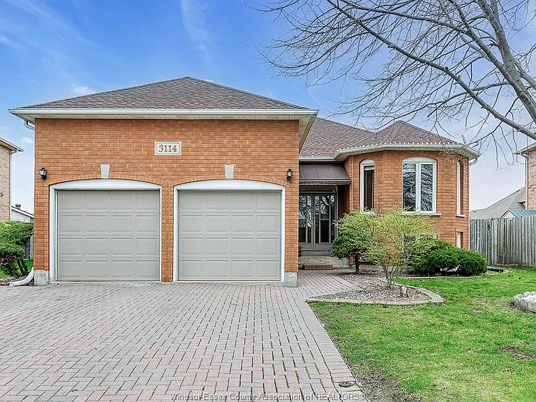 3114 Fletcher Cres — Photo 1
