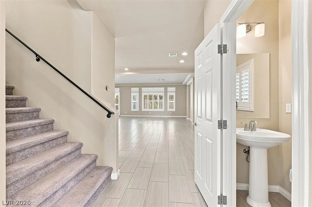 5 bed, 2.5 bath, 2290 sqft, $2,499 — Photo 4