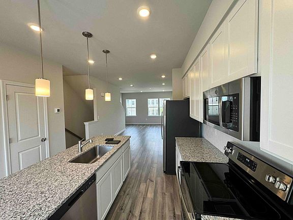 4th image of 141 Swan Field Ave