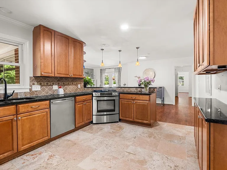1497 Holly Ln — Photo 6