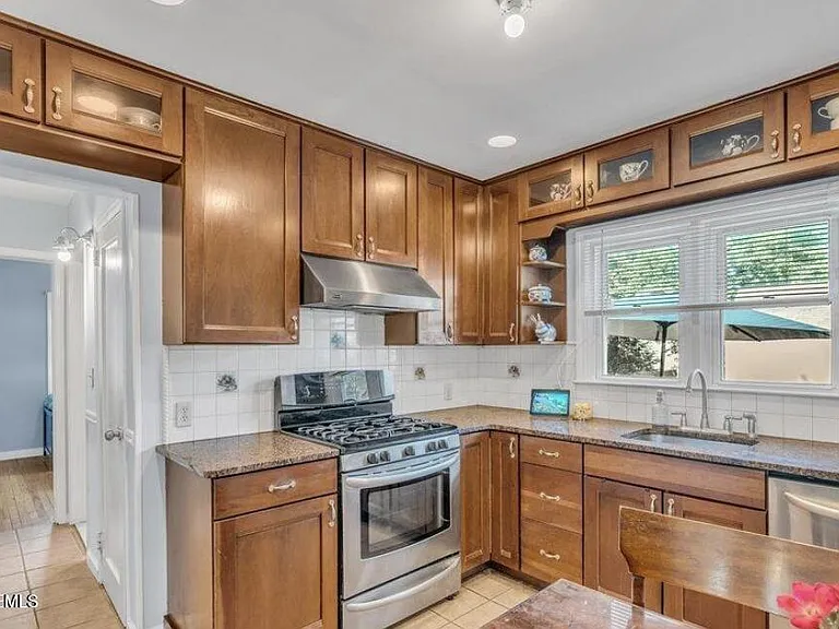 402 Ryders Ln — Photo 15
