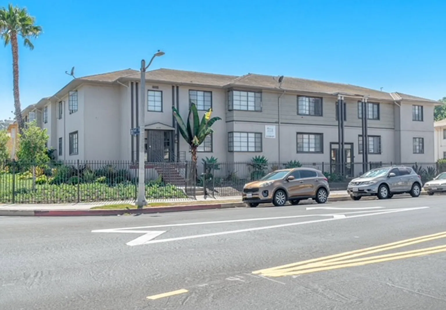 2 bed, 1.0 bath, 900 sqft, $2,095 — Photo 2