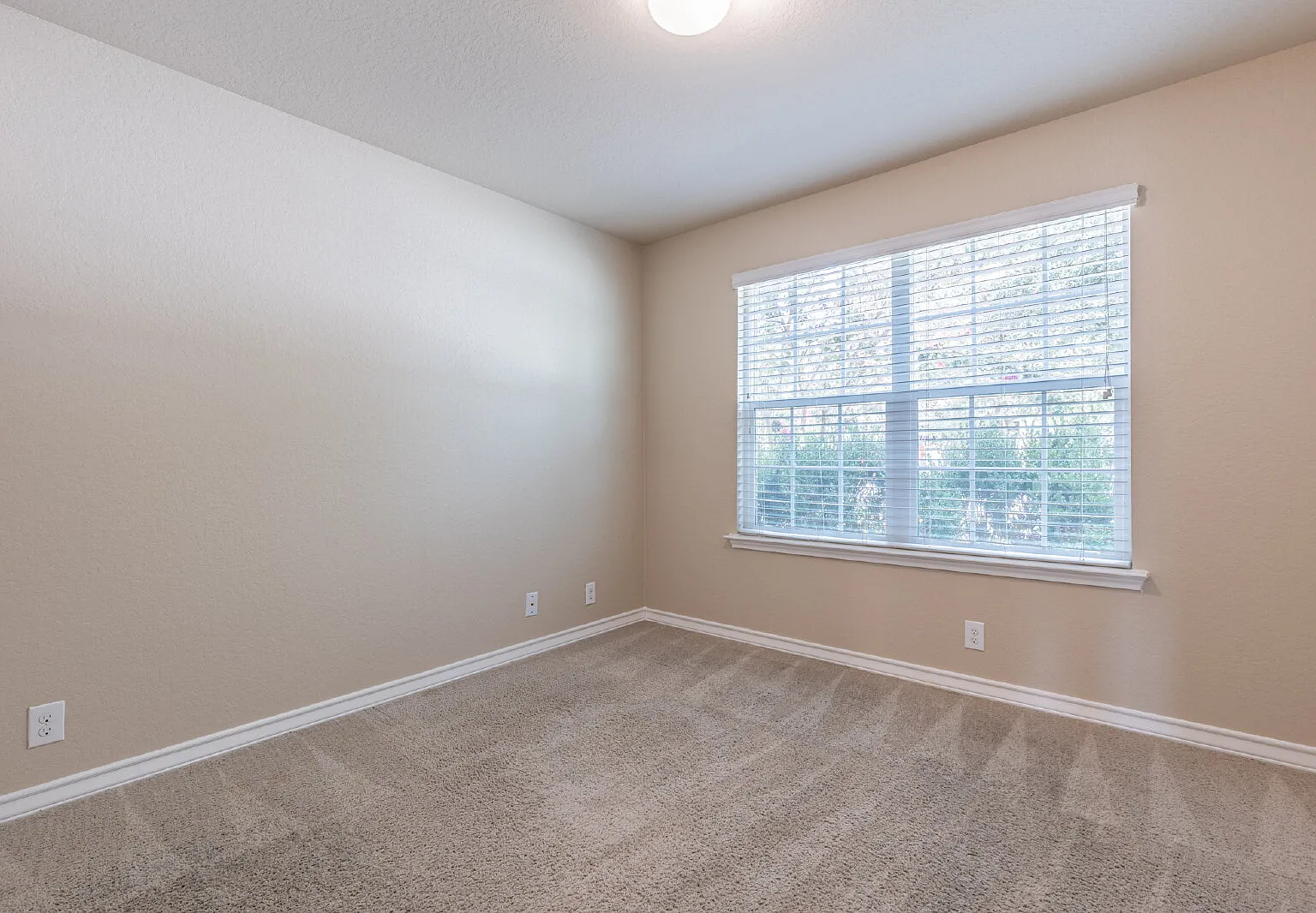3 bed, 2.0 bath, 1436 sqft, $1,550 — Photo 3