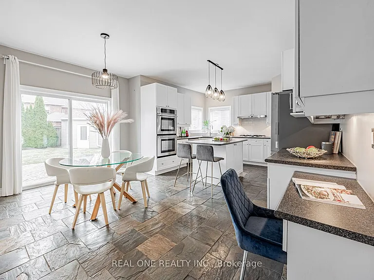 51 Hanson Cres — Photo 10