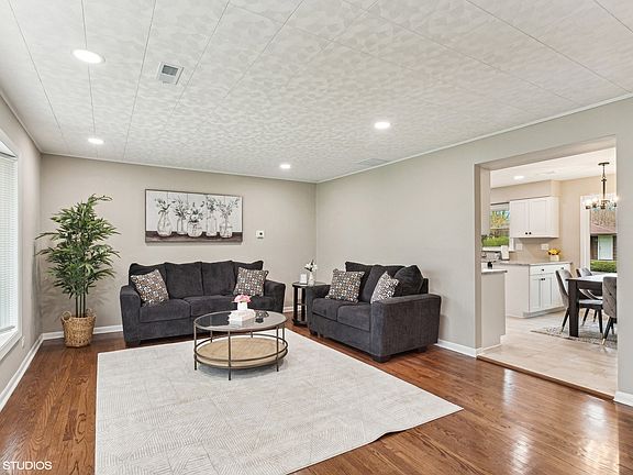 3rd image of 30 Parklane Dr