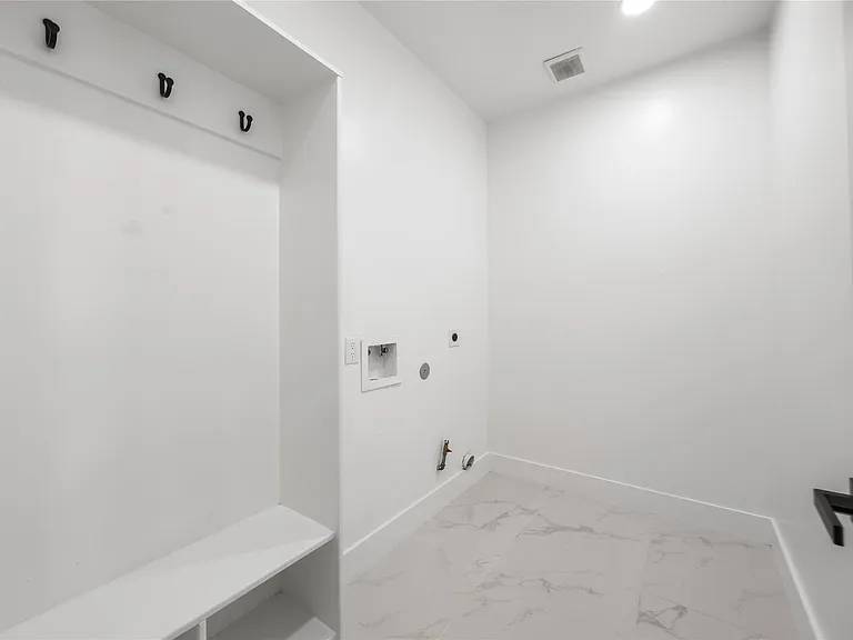 1121 Austin St — Photo 12