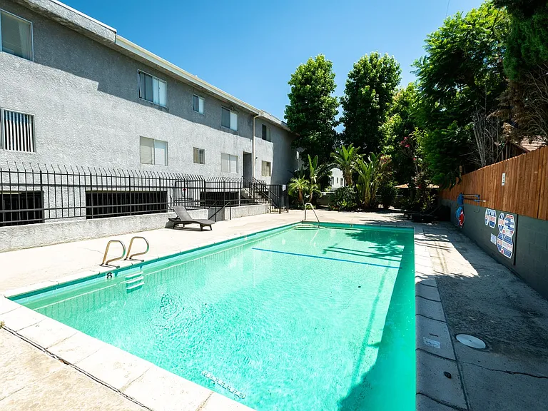 6651 Haskell Ave — Photo 32