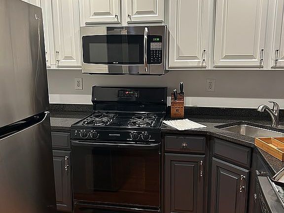 5th image of 13 Glen Hill Ln
