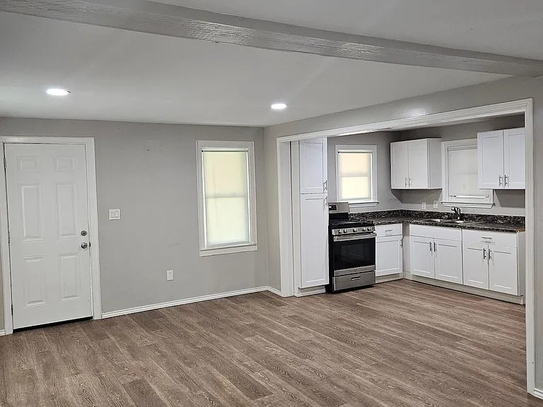 2311 Avenue C — Photo 3