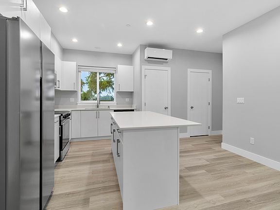 4th image of 5724 Sterling Ave #106