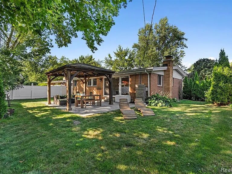 1085 Brooklawn Dr — Photo 39