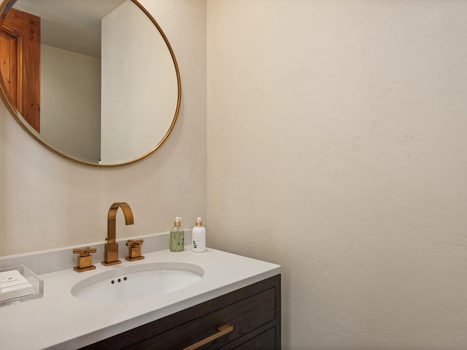 5 bed, 5.5 bath, 5000 sqft, $45,000 — Photo 4