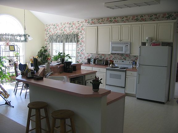 Kitchen and Brakfast Area