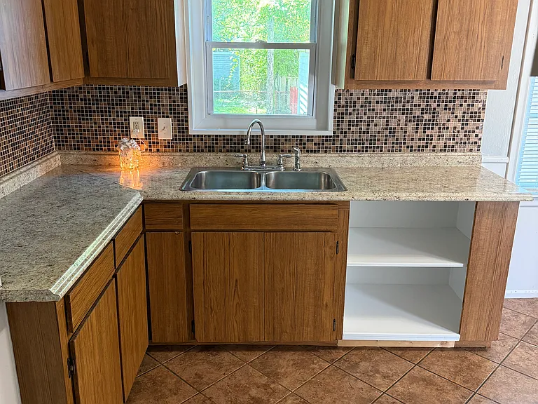 24425 Florence St — Photo 8