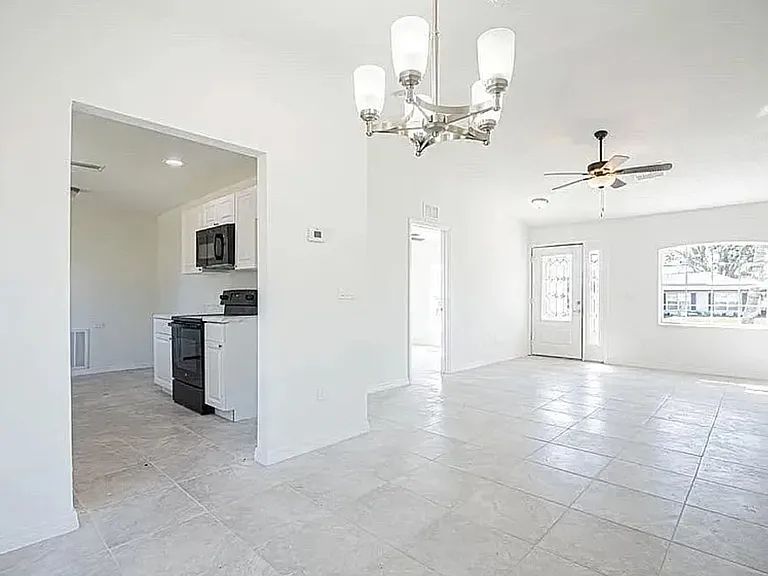 457 Aloha Ave — Photo 3
