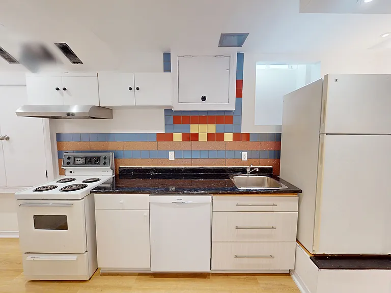 175 Harbord St — Photo 9