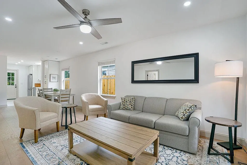 2 bed, 944 sqft, $2,000 — Photo 3