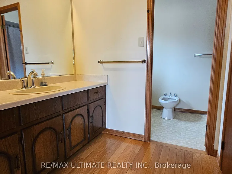 1282 Dexter Cres #MAIN FLOOR — Photo 26