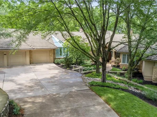 11301 Canterbury Ct, Leawood, KS 66211