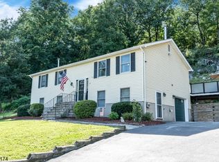 75 Reeve Ave, Bloomingdale, NJ 07403