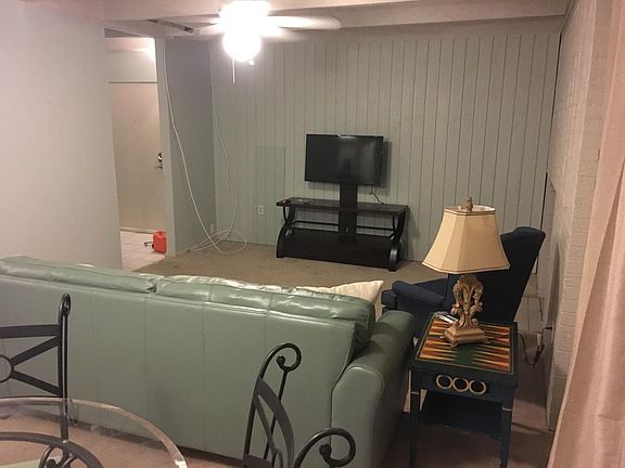 SPACIOUS DINING/DEN AREA. UNIT UNFURNISHED.