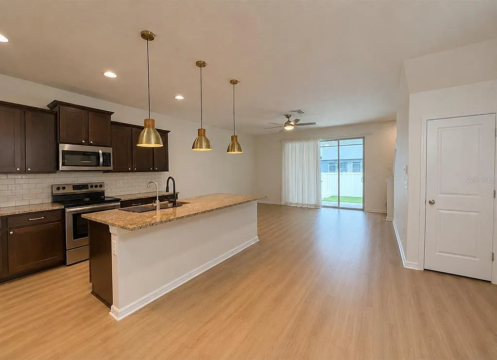 3 bed, 2.5 bath, 1724 sqft, $2,500 — Photo 4