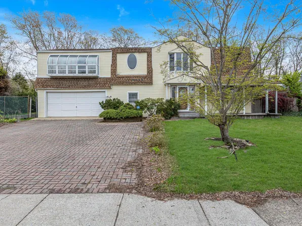 99 Wexford Drive, Oakdale, NY 11769
