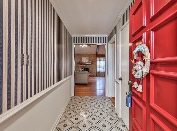 3rd image of 15854 Seven Springs Dr
