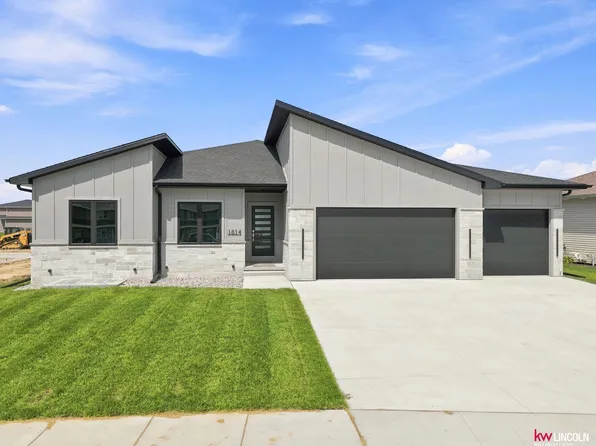1814 E 8th St, Hickman, NE 68372