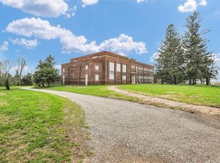 325 SW 3rd St, De Land, IL 61839