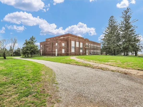 325 SW 3rd St, De Land, IL 61839