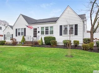 33 Oak St, Farmingdale, NY 11735