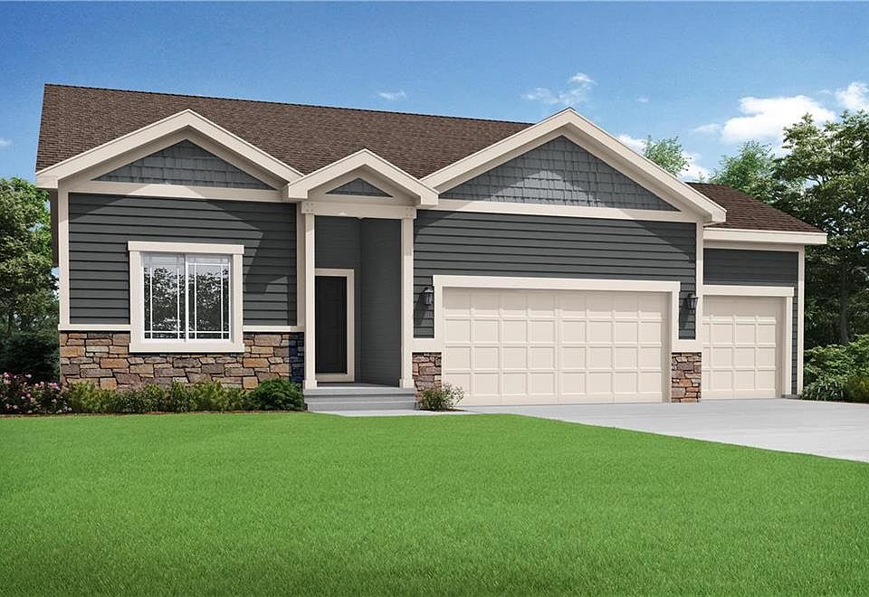 1st image of 905 NE Ravenwood Ter