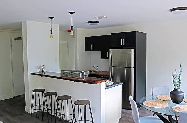936 King St W — Photo 3